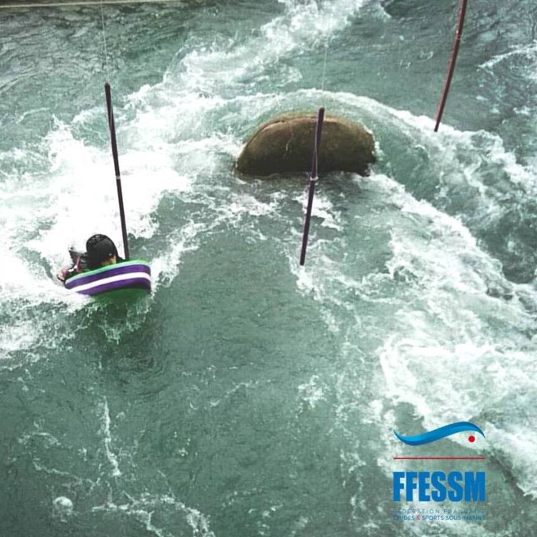 Slalom compétition nage en eau vive